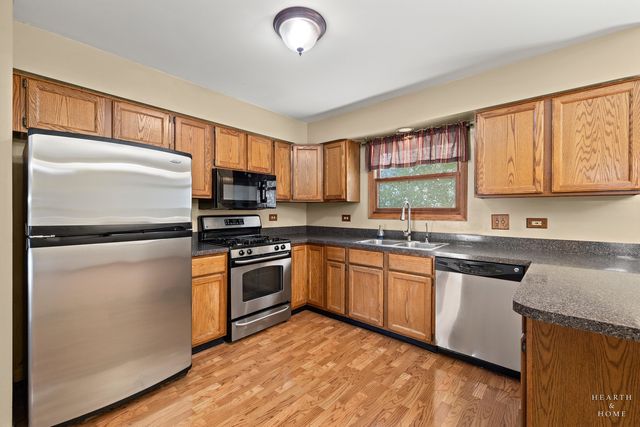 558 Barbary Lane, Woodstock, IL 60098