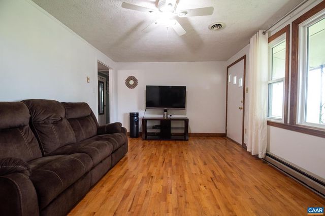 2625 MARTIN KINGS RD, Scottsville, VA 24590