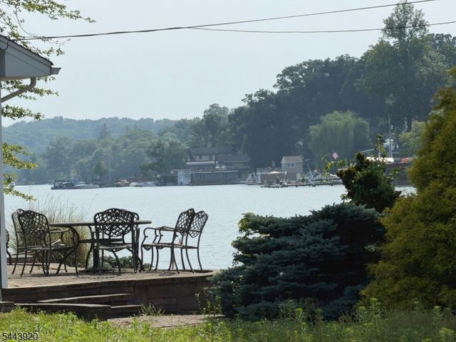 15 Kentucky Ave, Jefferson Twp., NJ 07849