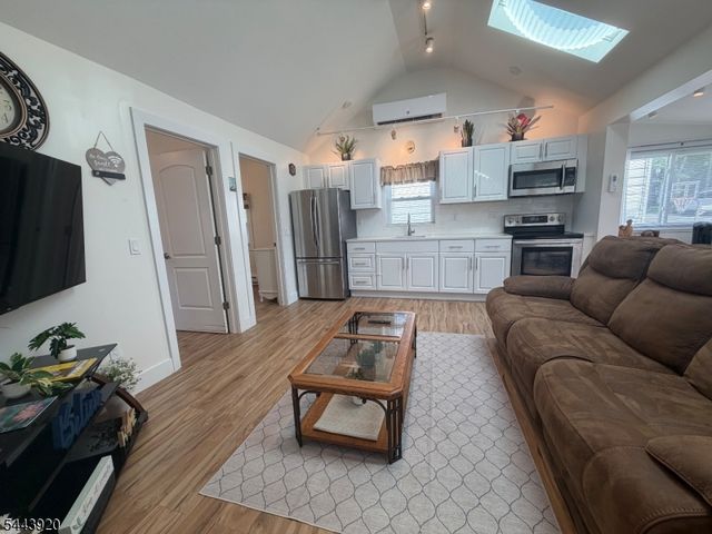 15 Kentucky Ave, Jefferson Twp., NJ 07849