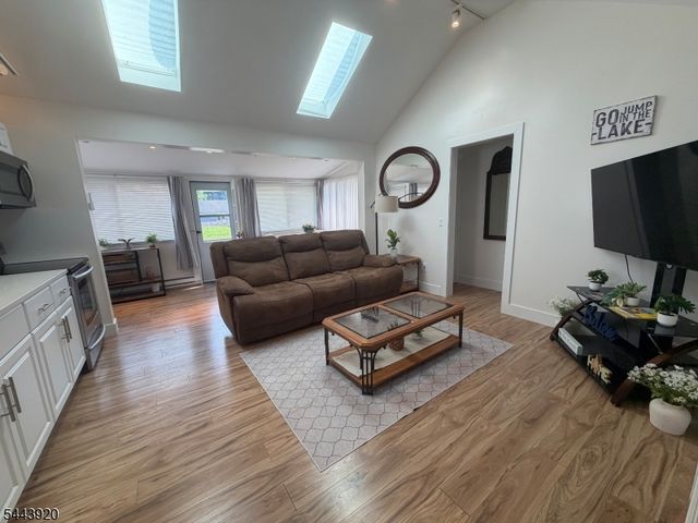 15 Kentucky Ave, Jefferson Twp., NJ 07849
