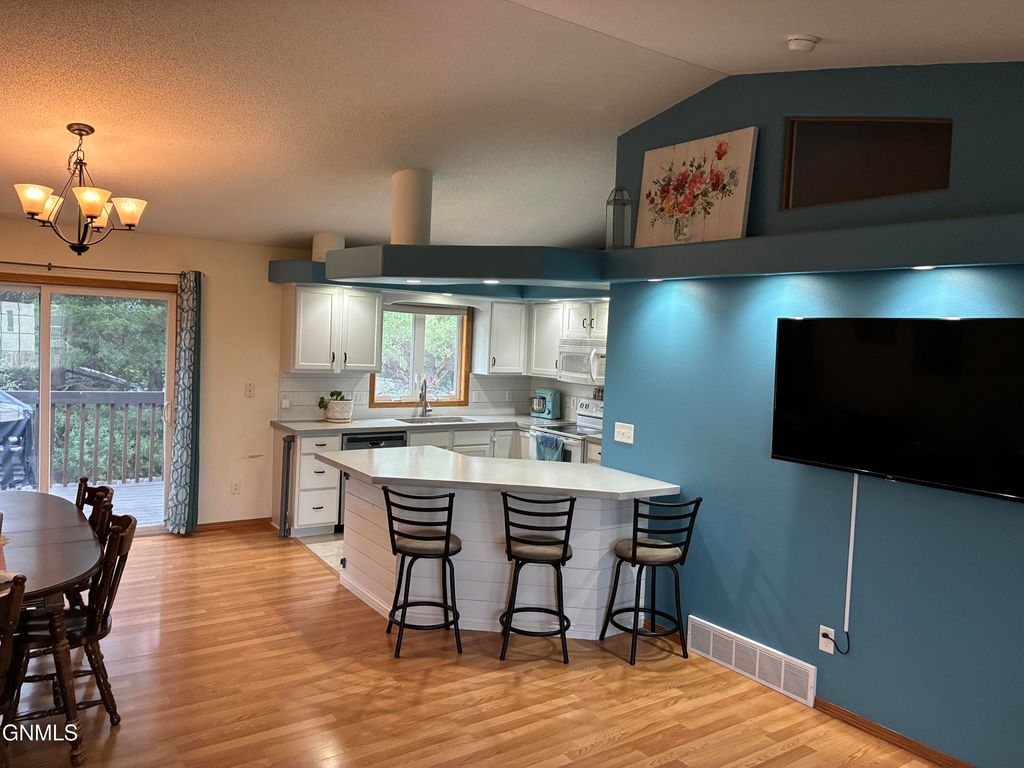 2708 10th Avenue SE, Mandan, ND 58554 photo 4