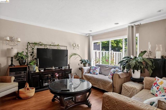 47 Turtle Creek St, Oakland, CA 94605