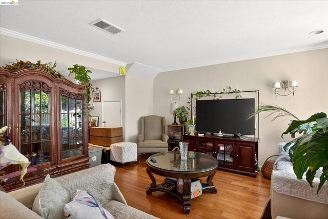 47 Turtle Creek St, Oakland, CA 94605