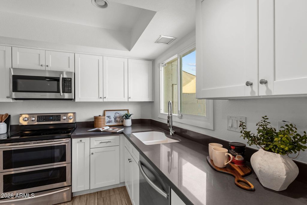 2933 E FAIRMOUNT Avenue, Phoenix, AZ 85016 — photo 4
