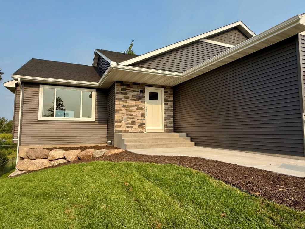 6073 Fuller Circle, Wyoming, MN 55092 — photo 2