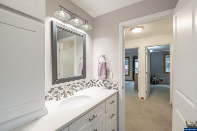 292 Stoneway Dr NW, Salem, OR 97304