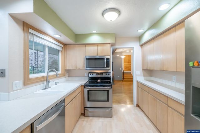 292 Stoneway Dr NW, Salem, OR 97304