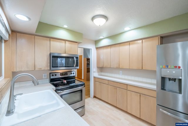 292 Stoneway Dr NW, Salem, OR 97304