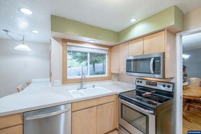 292 Stoneway Dr NW, Salem, OR 97304