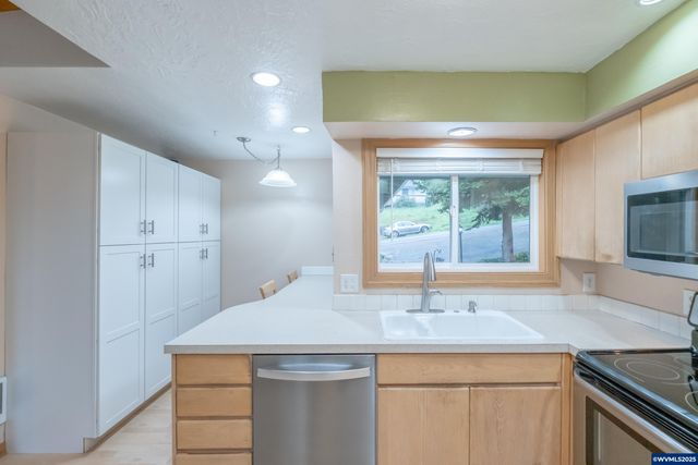 292 Stoneway Dr NW, Salem, OR 97304