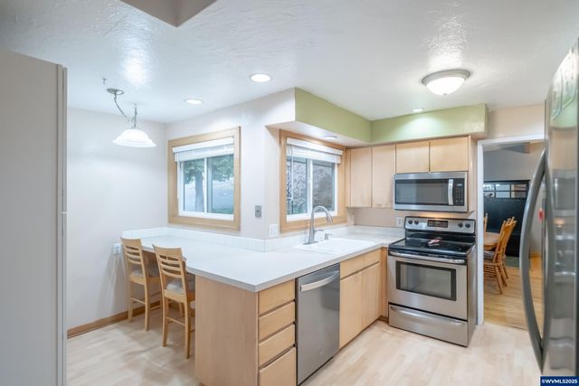 292 Stoneway Dr NW, Salem, OR 97304