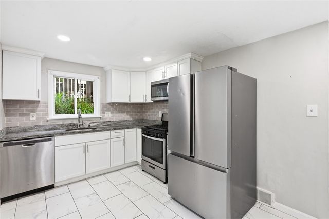 3856 Hilpert St, Brentwood, PA 15227