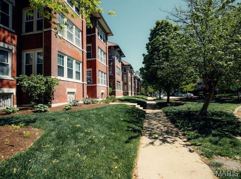 5879 Nina Place 1, St Louis, MO 63112