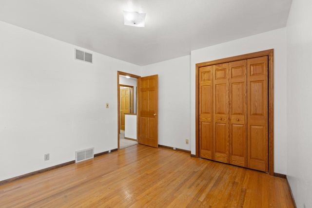 139 Debbie COURT, Waukesha, WI 53189