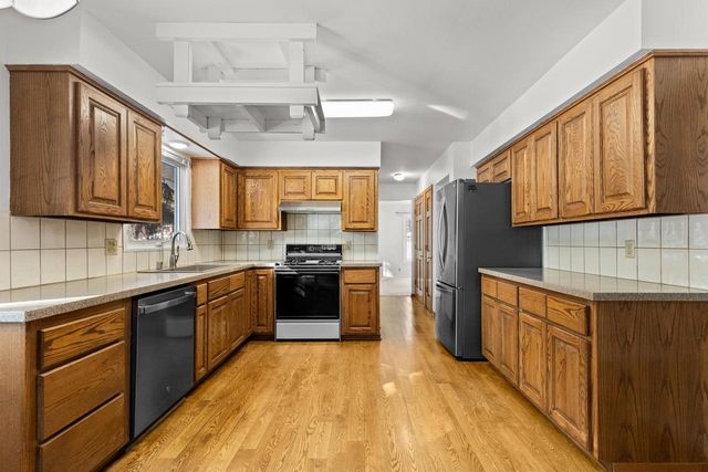 139 Debbie COURT, Waukesha, WI 53189