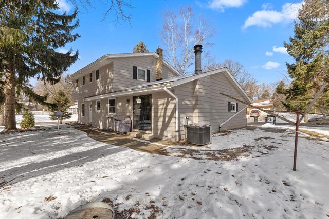 139 Debbie COURT, Waukesha, WI 53189