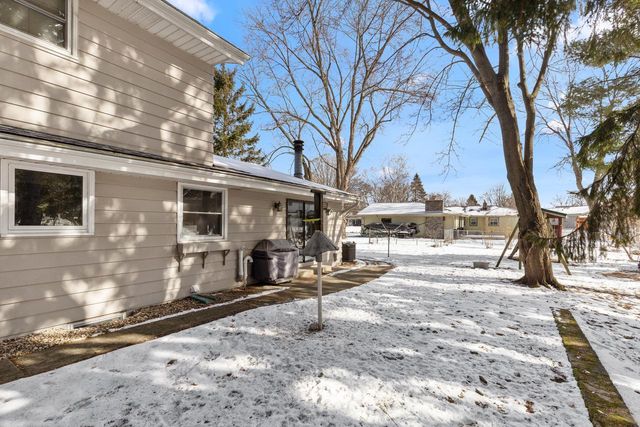 139 Debbie COURT, Waukesha, WI 53189
