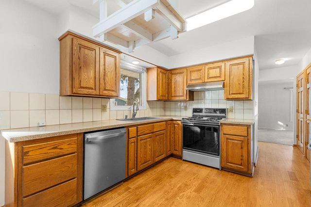 139 Debbie COURT, Waukesha, WI 53189