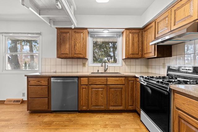 139 Debbie COURT, Waukesha, WI 53189