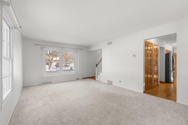 139 Debbie COURT, Waukesha, WI 53189