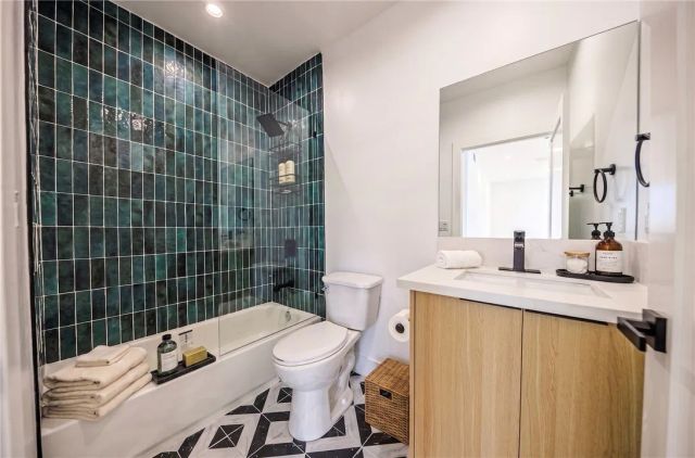 1259 Longwood Avenue 3.5, Los Angeles, CA 90019
