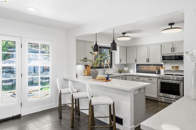 5696 Colton Blvd, Oakland, CA 94611