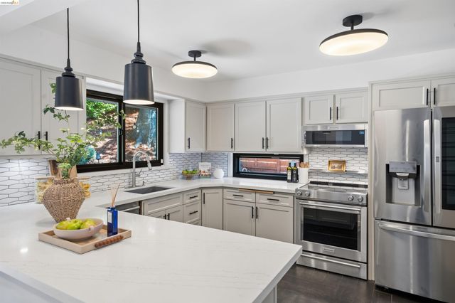 5696 Colton Blvd, Oakland, CA 94611