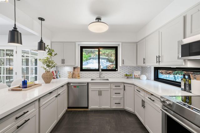 5696 Colton Blvd, Oakland, CA 94611