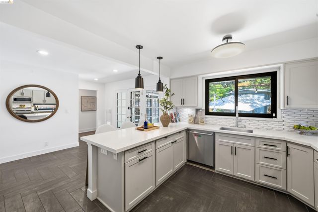 5696 Colton Blvd, Oakland, CA 94611