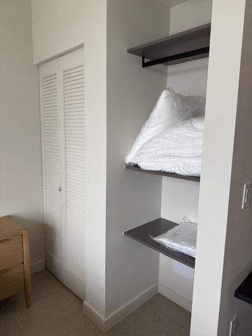 11 NE 6TH Street 2215, Miami, FL 33132
