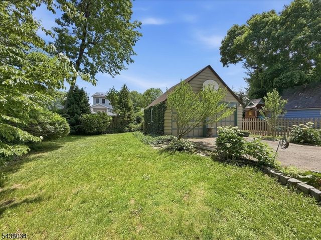 18 Burroughs Way, Maplewood Twp., NJ 07040