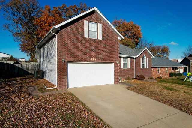 821 S Barberry Court, Nixa, MO 65714