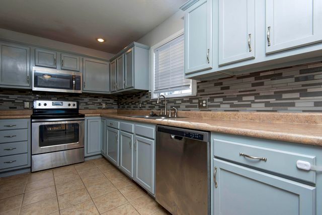 821 S Barberry Court, Nixa, MO 65714