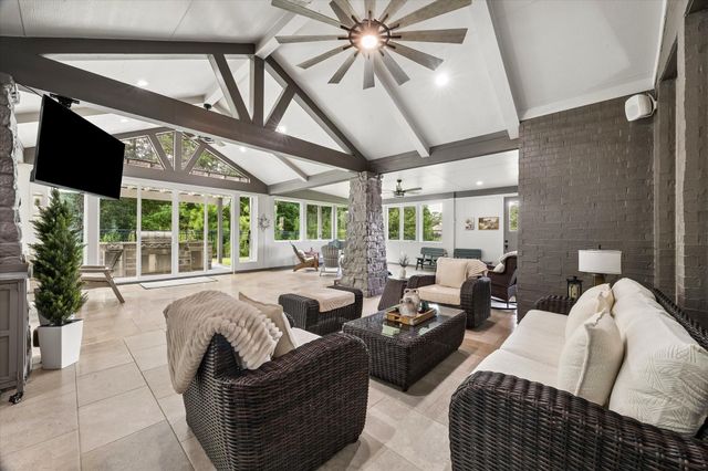 192 Somerset Point Boulevard, Montgomery, TX 77316