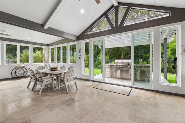 192 Somerset Point Boulevard, Montgomery, TX 77316