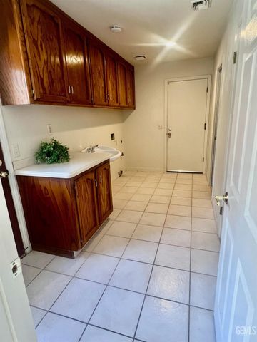 9101 Broad Oak Avenue, Bakersfield, CA 93311