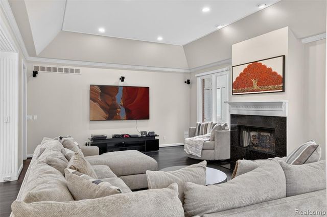 6620 Minnow Pond Drive, West Bloomfield, MI 48322