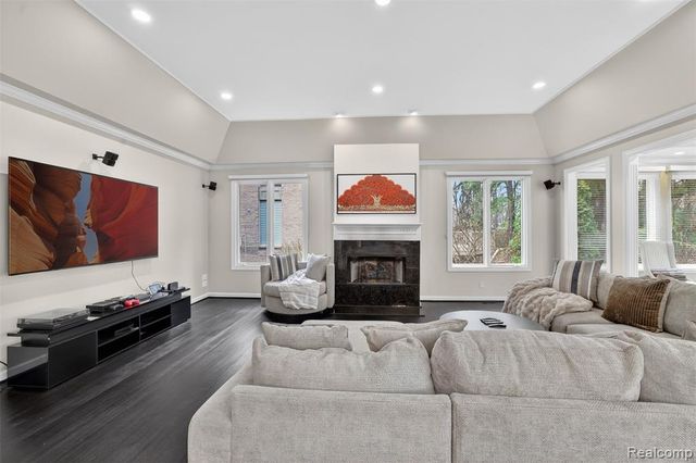 6620 Minnow Pond Drive, West Bloomfield, MI 48322