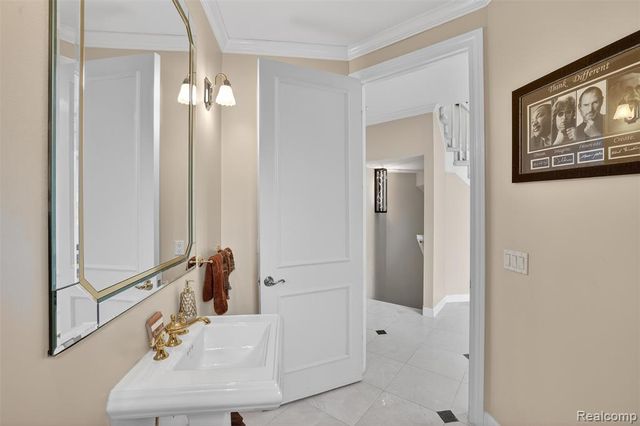 6620 Minnow Pond Drive, West Bloomfield, MI 48322
