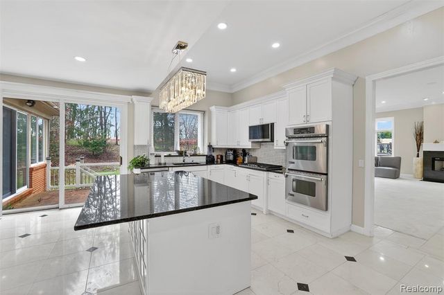 6620 Minnow Pond Drive, West Bloomfield, MI 48322