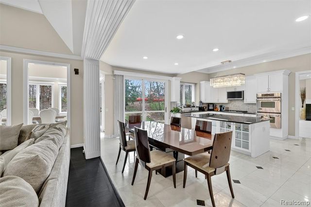 6620 Minnow Pond Drive, West Bloomfield, MI 48322