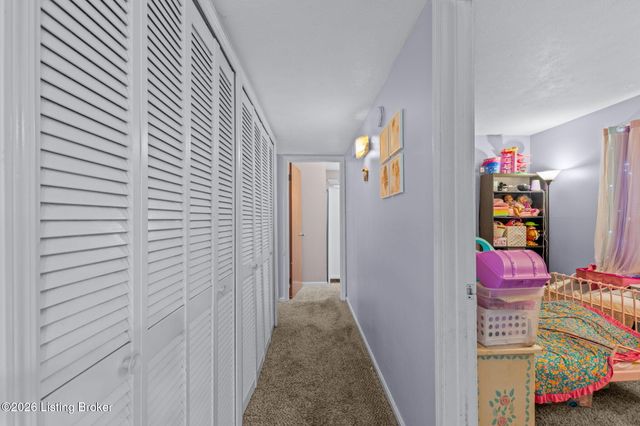 7903 Grenelle Dr, Louisville, KY 40228