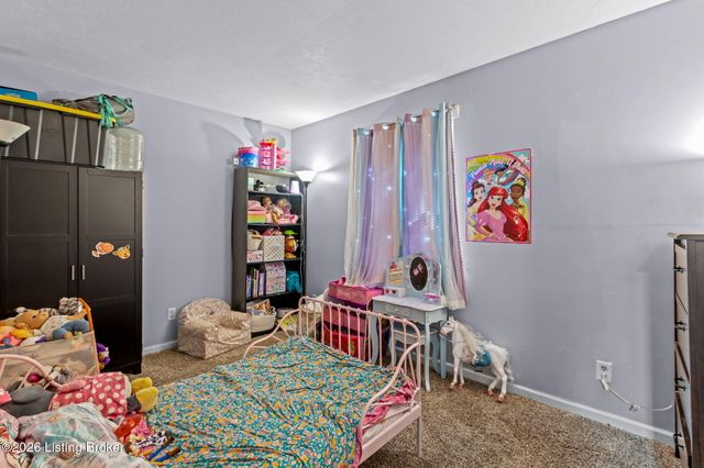 7903 Grenelle Dr, Louisville, KY 40228