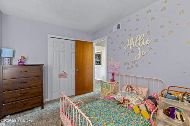 7903 Grenelle Dr, Louisville, KY 40228