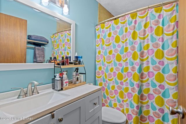 7903 Grenelle Dr, Louisville, KY 40228