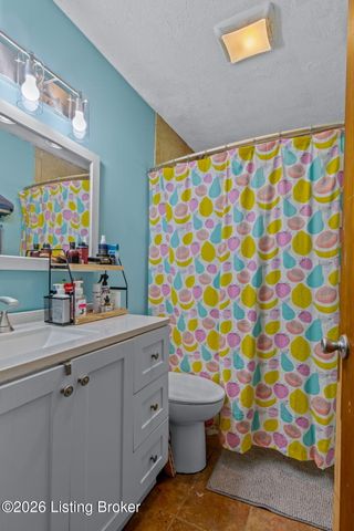 7903 Grenelle Dr, Louisville, KY 40228