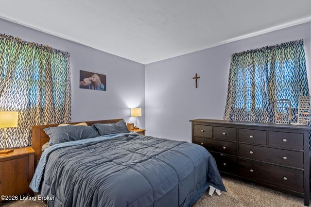 7903 Grenelle Dr, Louisville, KY 40228