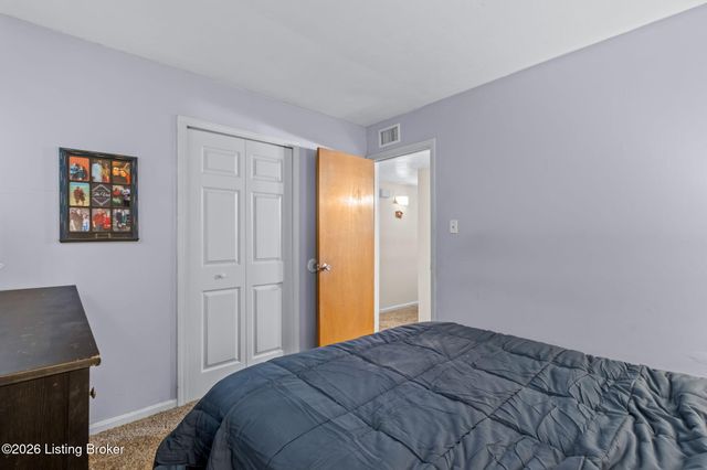 7903 Grenelle Dr, Louisville, KY 40228