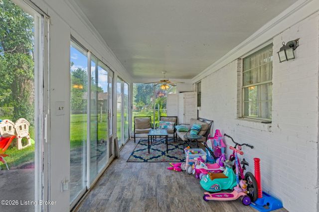 7903 Grenelle Dr, Louisville, KY 40228